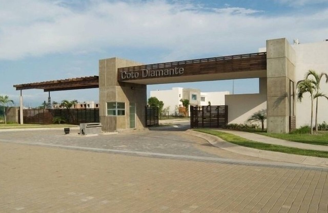 Only 3 minutes to the beach House in private gated community with playground and swimming pool