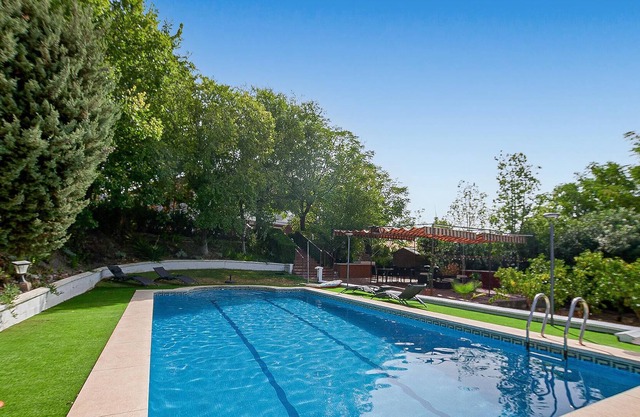 Only about 10 minutes from Córdoba, this vacation home with private pool awaits you.