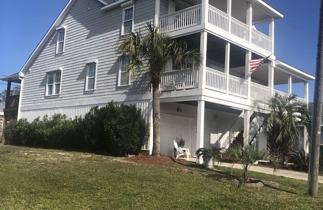 Only one block from the Ocean 🏖️ with nice views from all levels.
