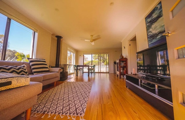 Orana 2 blocks to Beach FREE Wifi