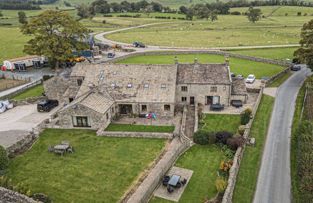 ORCABER COTTAGE, pet friendly, luxury holiday cottage in Austwick