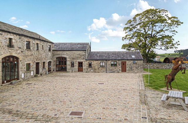 ORCABER FARM BARN, pet friendly, with open fire in Austwick