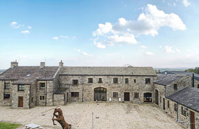 ORCABER FARM RETREAT, character holiday cottage in Austwick