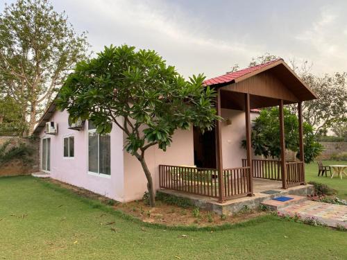 Orchard At Sarai - Private cottage, Large lawn, & Pet friendly