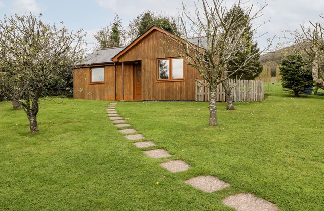 ORCHARD COTTAGE, pet friendly, with a garden in Ledbury