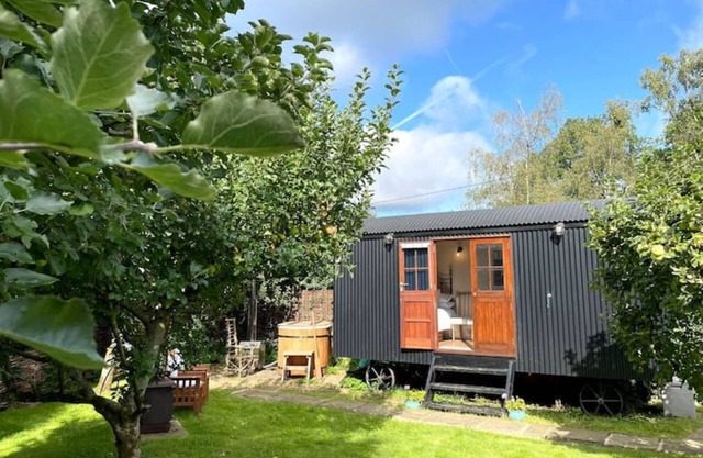 Orchard Hut - Surrey Hills
