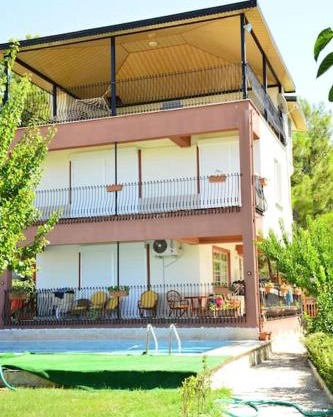 ormanın içinde geniş havuzlu triplex villa