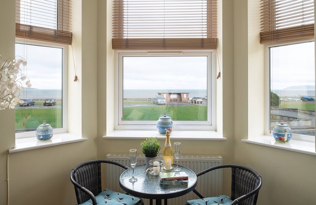 Orme View - Two Bedroom Cottage, Sleeps 4