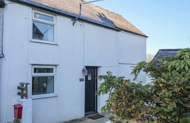 OSCAR'S PAD, pet friendly, with open fire in Brynsiencyn
