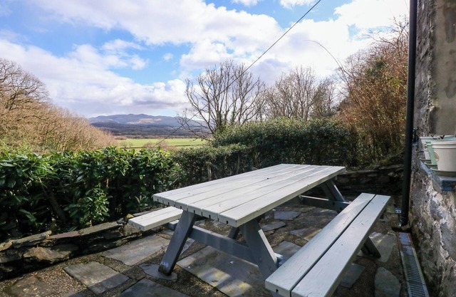 OSPREY COTTAGE, pet friendly, character holiday cottage in Porthmadog