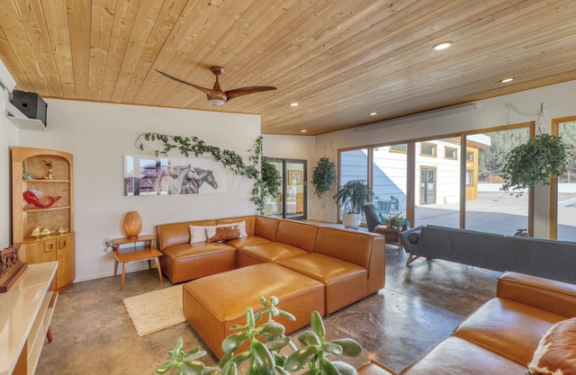 Osprey Retreat: Tranquil Black Hills Stay, Private Pool in Summer