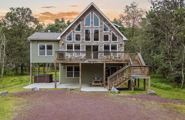 Otter Banks by AvantStay | Sleeps 18 + Hot Tub, Views, Game Room
