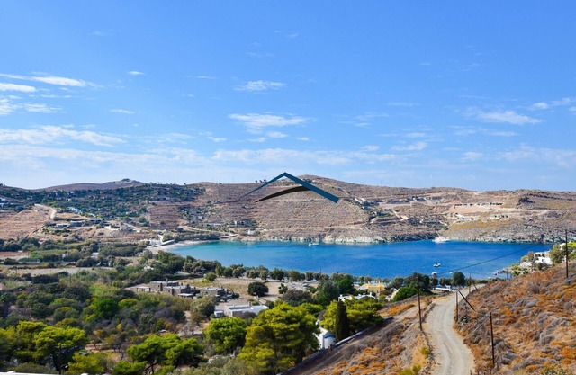 Otzia Bay House with a sea view, only 10 minutes by foot to the beach of Otzia.