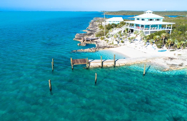 Out Island Lux private beach/dock, sleeps up to 14 with cottage for an extra fee