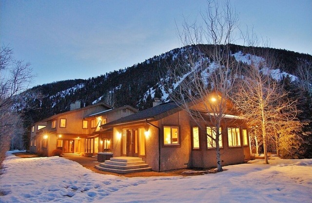Outdoor Hot Tub, Game Room, 2 Kitchens, 3 Living Rooms - Perfect For Large Families