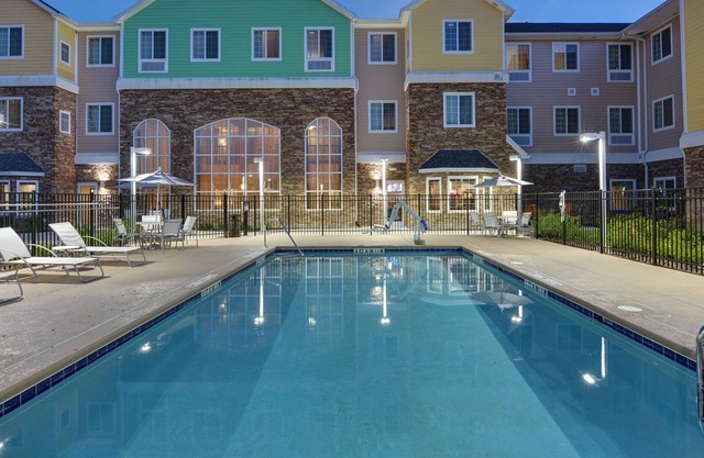 Outdoor Pool. Free Breakfast. Only 15 Min to Downtown Lakeland.