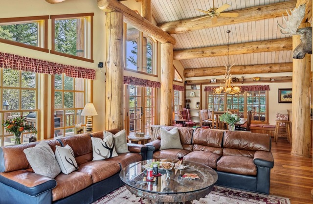 Outpost: Morley Drive Lodge - Private Hot Tub