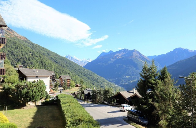 Outside: 2-room flat with south-facing balcony with view of the Matterhorn. Foldable terrace furnitu