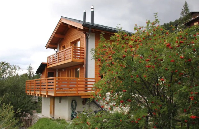 Outside: 4-person chalet with balcony, terrace with garden furniture, breathtaking views of the Val