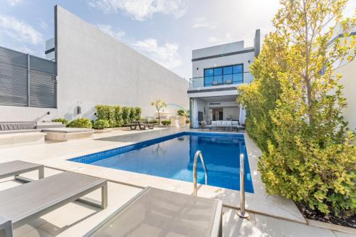 Overlooking Pool & Sea Views Villa with BBQ Facility, Sharm - Al Dana Villa, Al Dana Island by Deluxe Holiday Homes