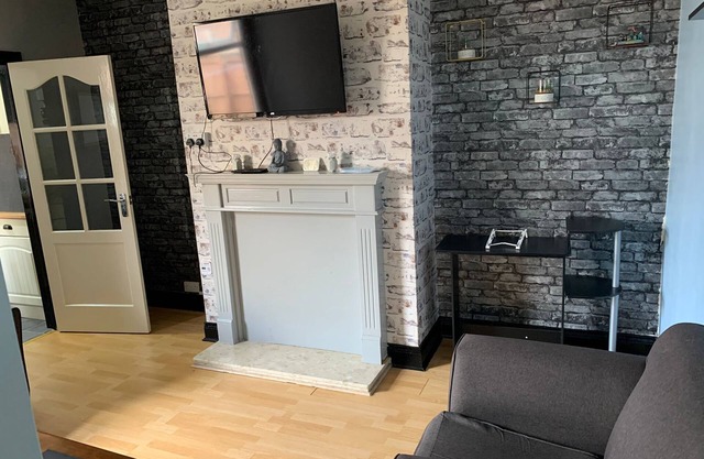 Ovington Grove 3 bedrooms fully furnished kitchen and free parking apartment