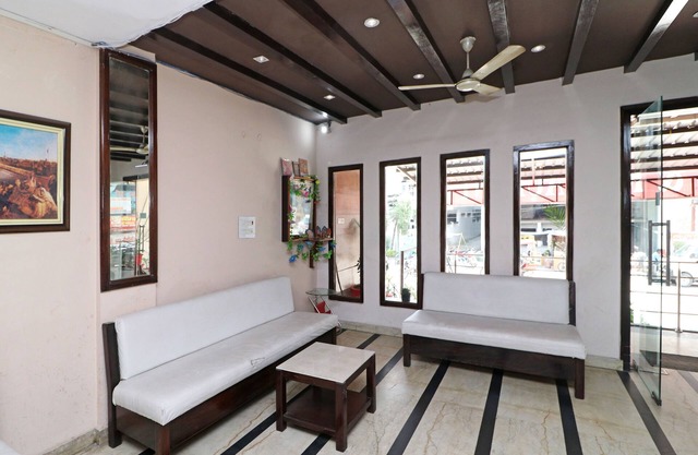 OYO 13161 King's Palace