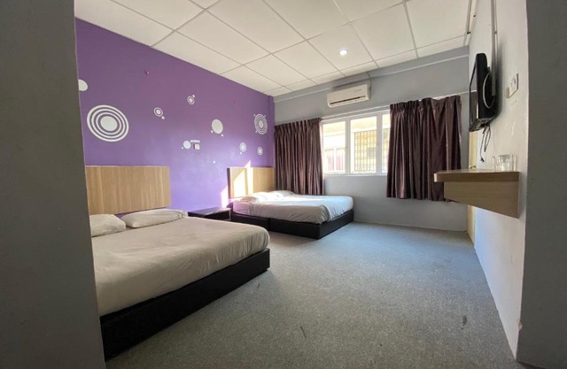 OYO 89760 Harmoni Inn Hotel