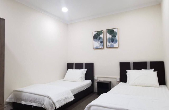 OYO 90372 Greybirds Hostel