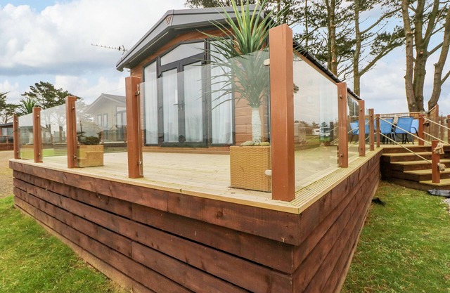 OYSTER LODGE, pet friendly, character holiday cottage in Little Haven