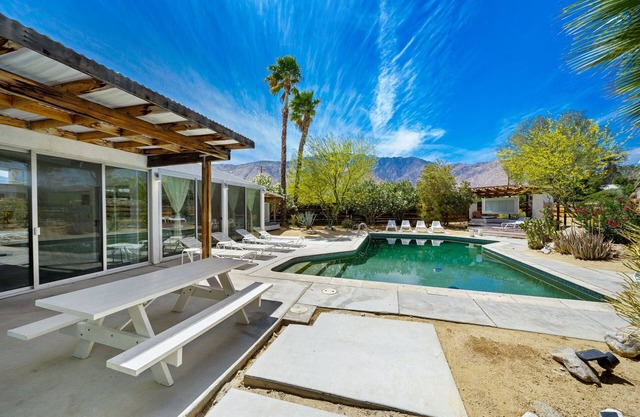 pad360! Mid-Century Modern Pool Home, Sleeps 8