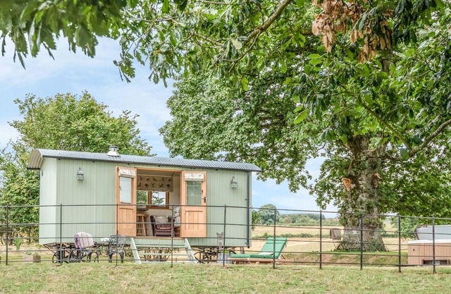 PADARN'S HUT, with hot tub in Llanbadarn Fynydd