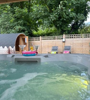 Paddock Pod - Sleeps 4 & Roofed Over Private Hot Tub & NEW SAUNA