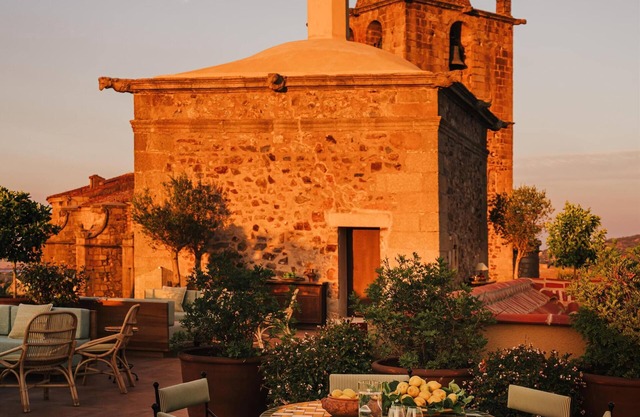 Palacio De Godoy Caceres, Curio Collection By Hilton