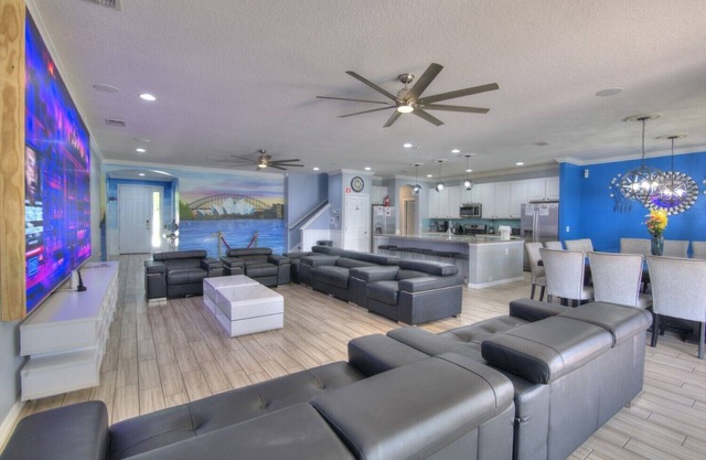 Palatial FOURTEEN-Bedroom in Solterra, 15 min to Disney!