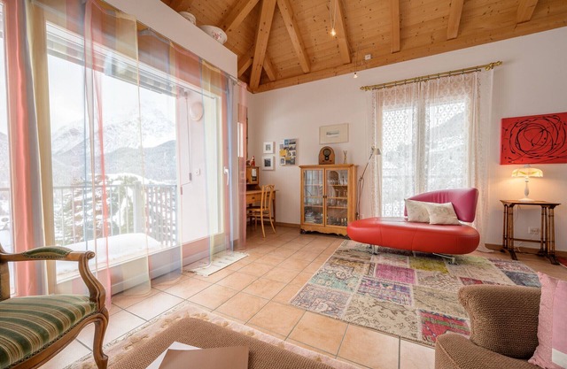Palazzi Pratour: Spacious 4.5 room maisonette flat with views above the historic part of the village