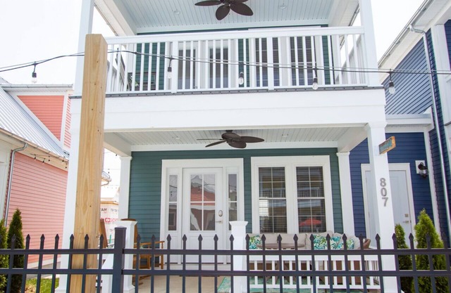 Palm Palace: 3 bed/2.5 bath Lakeside Cottage w/King Beds & Game Room!