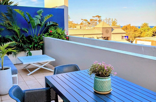 Palm Terrace Kiama-Alfresco dine on huge terrace.nWalk to cafes, bars and shops.