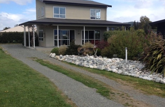 Panoramic Fiordland lake views from sunny rooms. Fresh wind blown Linen ! 😀!