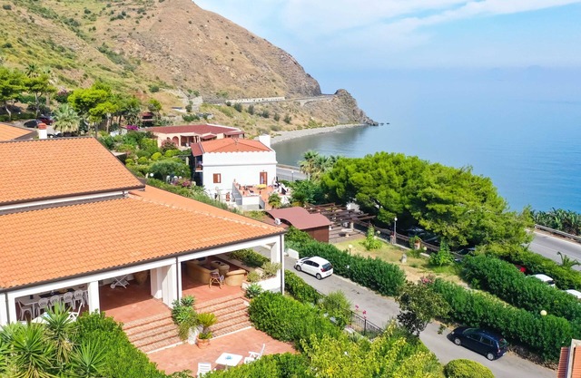 PANORAMIC VILLA ON THE SEA WITH POOL