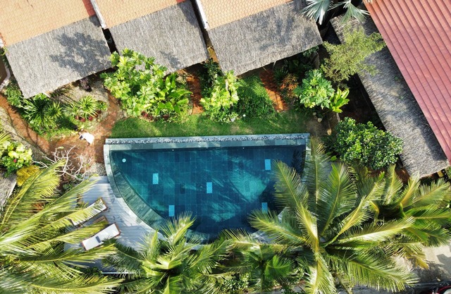 Pao Homes - Beach Stone Villa 4BR with Salt water Pool- 1’ to the sea