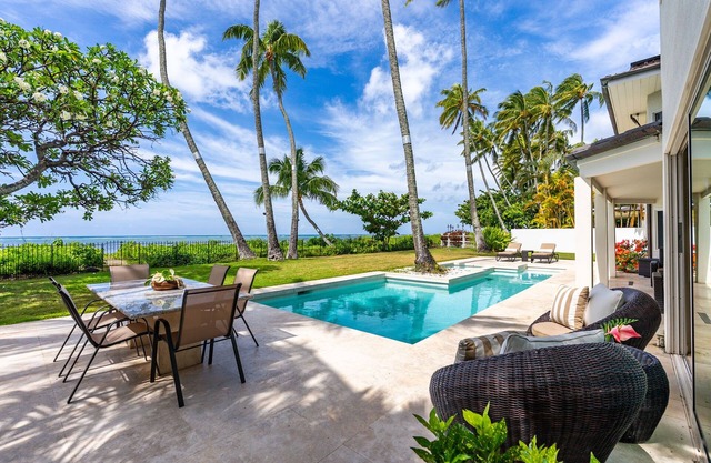 Paradise Beach Estate: 6BR Oceanfront Villa w/Pool, Spa & Views