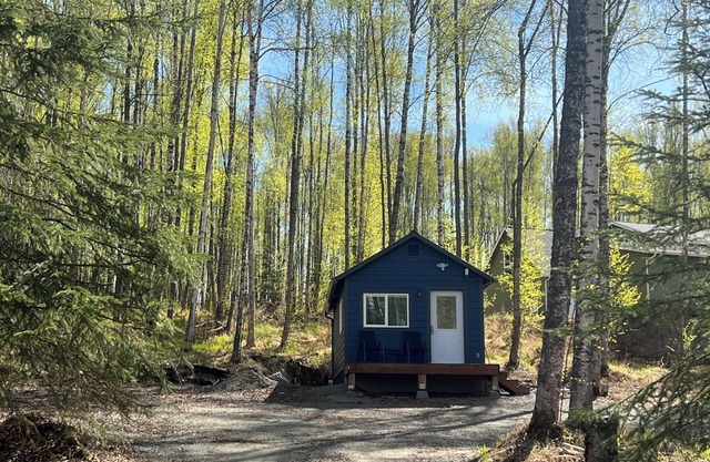 Paradise Cottage - Charming 1 bedroom lake view cottage minutes from Wasilla.