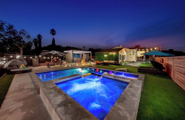 Paradise View: Luxury Pool & Spa Retreat