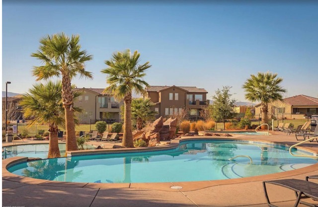 Paradise Village Home in Santa Clara, Poolside Location, Private Hot Tub, BBQ
