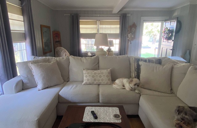 Park, downtown, antiques, restaurants, all within walking distance. 1942 home.