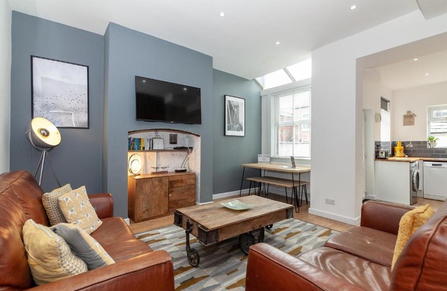 Park House - Large 3 Bedroom Victorian House, 10 Mins from Manchester