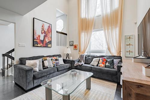 Parking! 5BR House! 10min Walk to Eaton Center! 7min Walk to YongeDundas Subway Station!
