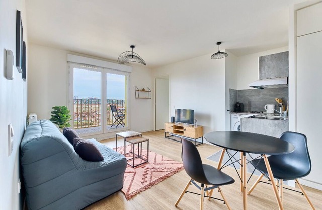 Parking and walking distance from RER B and metro (line 4)