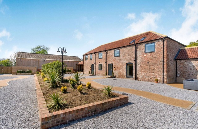 PARTRIDGE PLACE, pet friendly, with hot tub in Burton Pidsea