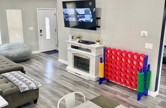 Pasadena Retreat Walking Distance to Rose Bowl and Downtown.